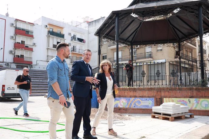 Fernández con la alcaldesa de San Juan y el primer teniente de alcaldesa en la plaza del auditorio