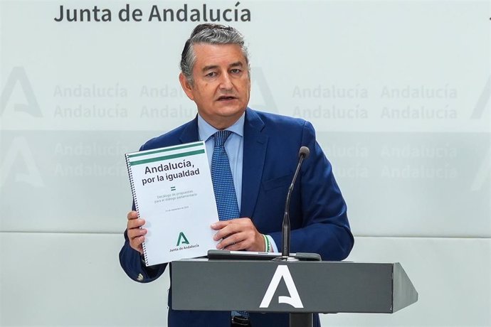 El consejero de la Presidencia, Interior, Diálogo Social y Simplificación Administrativa Antonio Sanz Cabello atiende a los medios de comunicación tras las reuniones del día de hoy, a 23 de septiembre de 2024, en Sevilla, Andalucía (España). El presidente