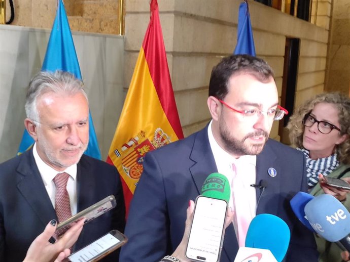 El ministro de Política Territorial y Memoria Democrática, Ángel Víctor Torres, y el presidente del Principado de Asturias, Adrián Barbón