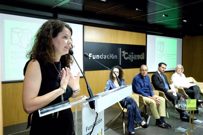 Lola Pons, delegada del rector de la Universidad de Sevilla para actividades de promoción de la lengua española, en la presentación del Festival Sabio en la Fundación Cajasol.