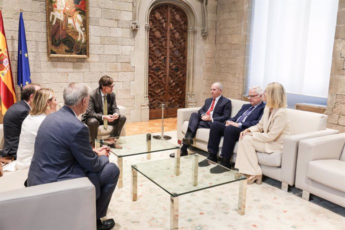 Trobada entre el president de la Generalitat, Salvador Illa, i el degà de l'Il·lustre Col·legi de l'Advocacia de Barcelona, Jesús M. Sánchez, al Palau de la Generalitat