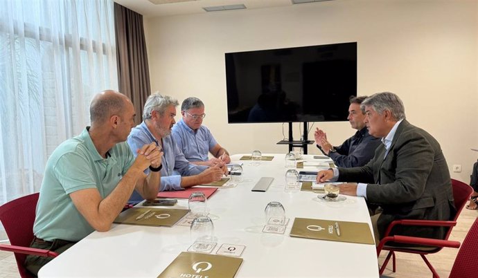 Ignacio Romaní y Antonio Saldaña reunidos con representantes del comité de empresa de Navantia Puerto Real.