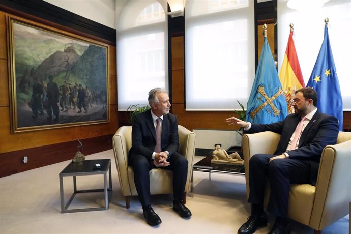 El presidente del Principado de Asturias, Adrián Barbón, recibe al ministro de Política Territorial y Memoria Democrática, Ángel Víctor Torres.