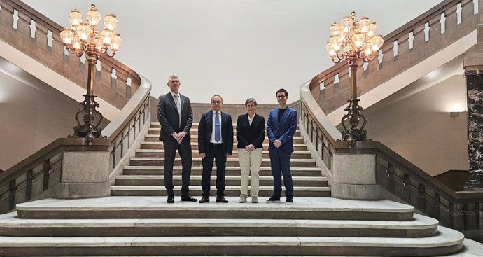 D'esquerra a dreta: Representants de l'agència sueca, Rosa Donat i Adrián Todolí.