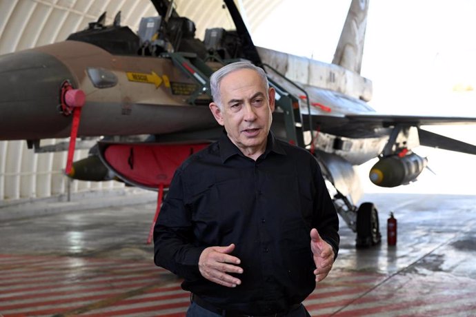 Archivo - Imagen de archivo del primer ministro de Israel, Benjamin Netanyahu, ante un avión de combate