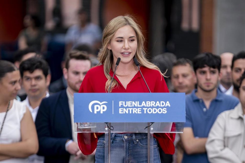 Archivo - La candidata del PP a la Alcaldía de Fuenlabrada, Noelia Núñez, interviene durante su visita a la localidad madrileña de Fuenlabrada, a 21 de abril de 2023, en Fuenlabrada, Madrid (España).  La jornada de Moreno de hoy en la Comunidad de Madri
