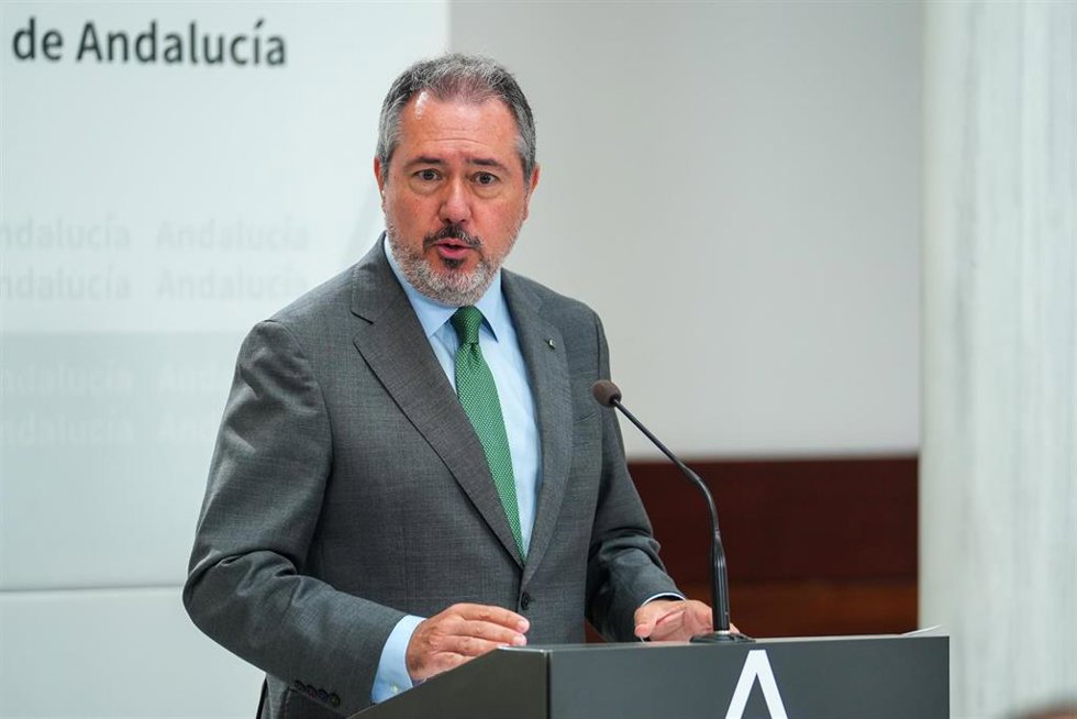 El secretario general del PSOE A, JuanEspadas atiende a los medios de comunicación tras la reunión con Juanma Moreno, a 23 de septiembre de 2024, en Sevilla, Andalucía (España). El presidente de la Junta de Andalucía, Juanma Moreno, ha convocado a los 