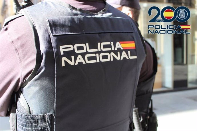 Archivo - Un agente de la Policía Nacional con un chaleco de protección