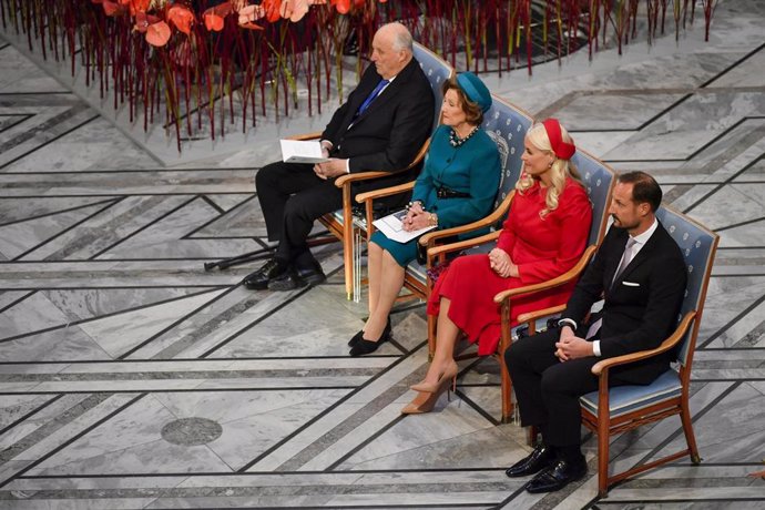 Archivo - El rey Harald V de Noruega, la reina Sonja, y los príncipes Mette-Marit y Haakon, durante la ceremonia de entrega de los premios Nobel