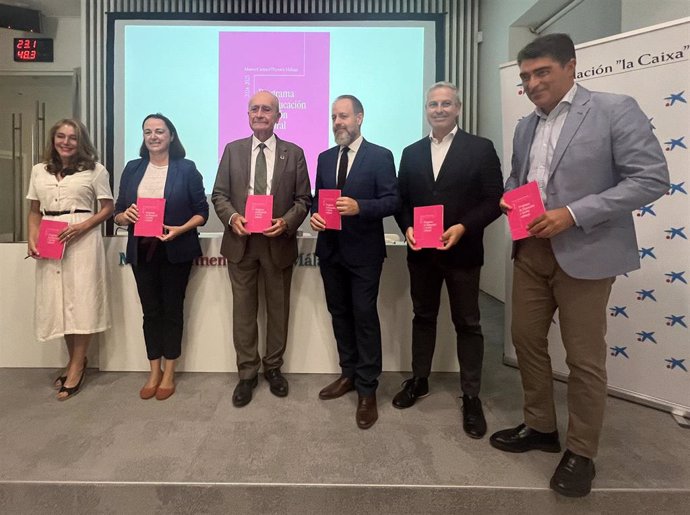 El alcalde, Francisco de la Torre; la edil de Cultura, Mariana Pineda; el director de Negocio de CaixaBank en Málaga, Antonio Caballero; el responsable territorial de la Fundación 'la Caixa' en Andalucía, Juan Carlos Barroso y responsables del museo.