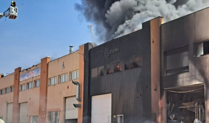 Incendio en una nave de Peligros (Granada)