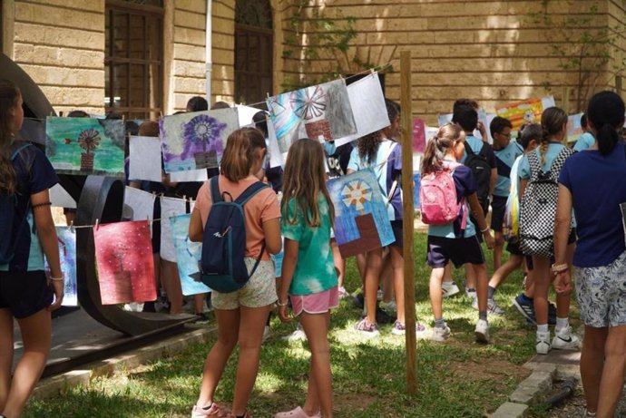 Archivo - Escolares mirando los trabajos del certamen 'Dibuja tu molino', organizado por el Consell de Mallorca, en el Centro Cultural de la Misericòrdia.