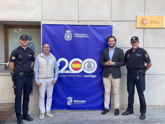 El alcalde de Monzón, Isaac Claver, junto al responsable de la Policía Local, Carlos Perella.