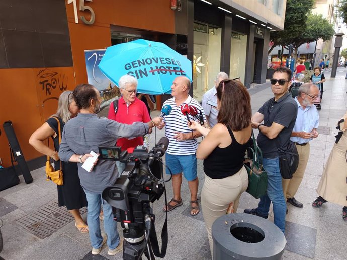 La plataforma Genoveses sin hotel ofrece declaraciones frente a la sede de la Delegación de Sostenibilidad de la Junta en Almería.