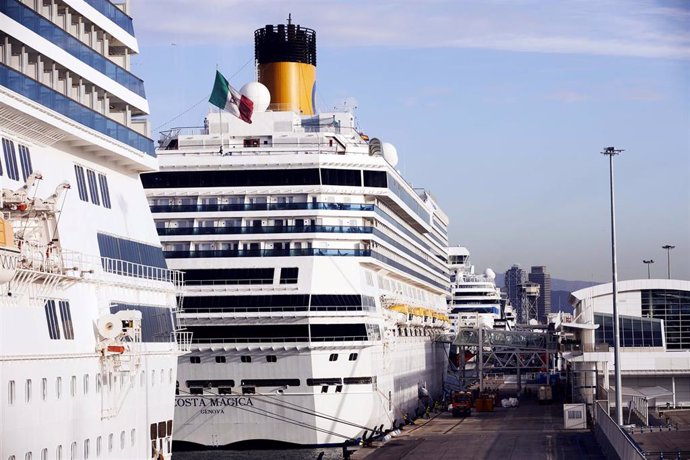 Archivo - Cruceros amarrados en el Puerto de Barcelona