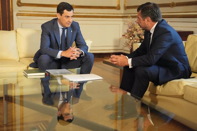 El presidente de la Junta, Juanma Moreno, este lunes en San Telmo con el portavoz del PP-A en el Parlamento andaluz, Toni Martín, en la ronda de encuentros con los grupos parlamentarios. 