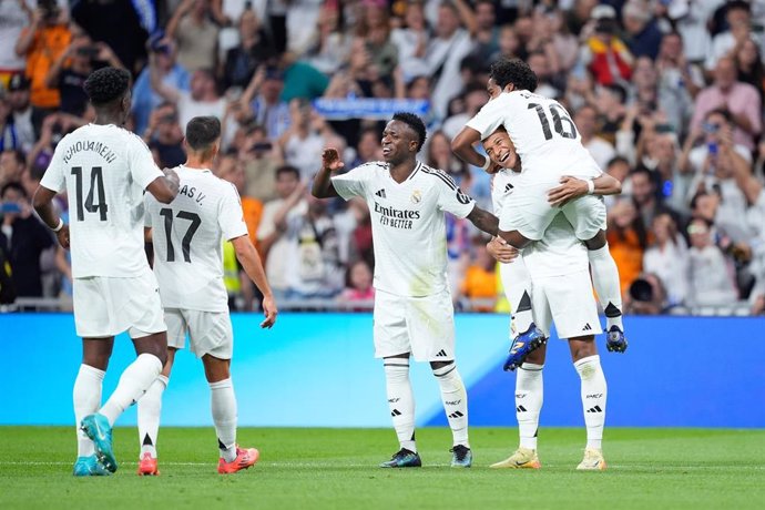 Los jugadores del Real Madrid celebran un gol de Kylian Mbappé en el Santiago Bernabéu al RCD Espanyol.  