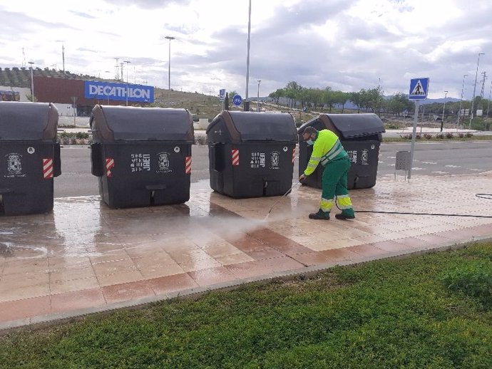 Archivo - Contenedores de basura en Jaén capital