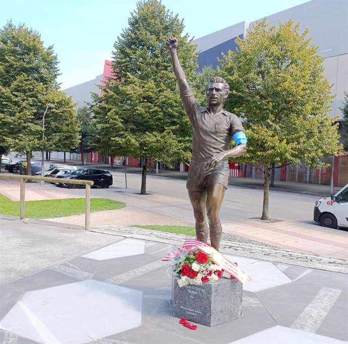 Escultura del jugador del Real Sporting y del Barça, Enrique Castro González 'Quini', en homenaje póstumo, ubicada en el parque de Isabel la Católica, frente al estadio de El Molinón (Gijón).