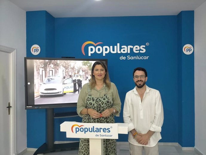 La presidenta del PP de Sanlúcar (Cádiz) y portavoz municipal, Carmen Pérez, en rueda de prensa en la sede de su partido.