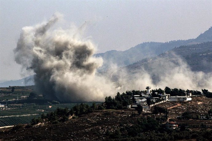 Archivo - Imagen de archivo de una humareda provocada por un ataque de las fuerzas israelíes contra el sur de Líbano. 