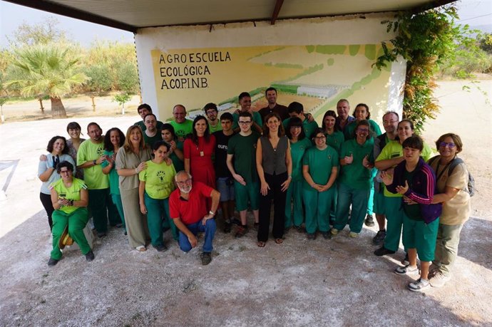 María Dolores Gálvez (de rojo), con responsables y usuarios de Acopinb.