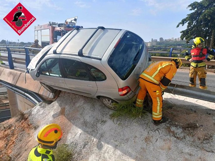 Retiren un cotxe sobre un quitamiedos en un pont amb el risc de caiguda a l'AP-7 a Oriola