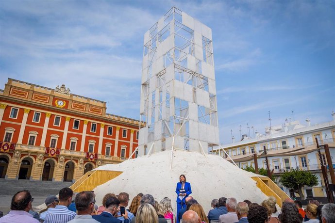 La alcaldesa de San Fernando, Patricia Cavada, durante la presentación de la tercera edición del TAC! Festival de Arquitectura Urbana y la inauguración del pabellón temporal La Sal en la Plaza del Rey.