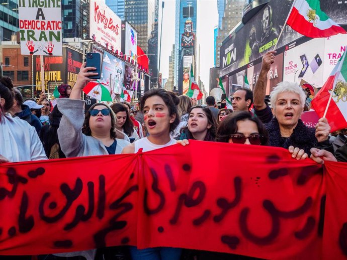 Archivo - Una protesta en Nueva York por la muerte de la joven Mahsa Amini