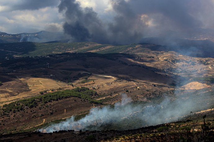 21 September 2024, Lebanon, Qliyaa: Heavy smoke of Israeli air raids billows from suspected Hezbollah position in the southern Lebanese village of Mahmoudieh.