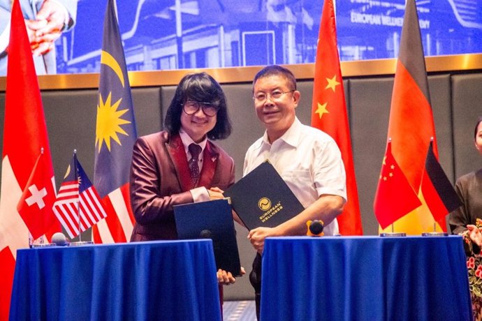 Prof. Dato' Sri Dr. Mike Chan, Scientist, Founder and Chairman of European Wellness Biomedical Group, and Mr. Fang Tie Ji, Chairman of Jilin Hanxing Group, seal their Strategic Cooperation Agreement with a handshake.