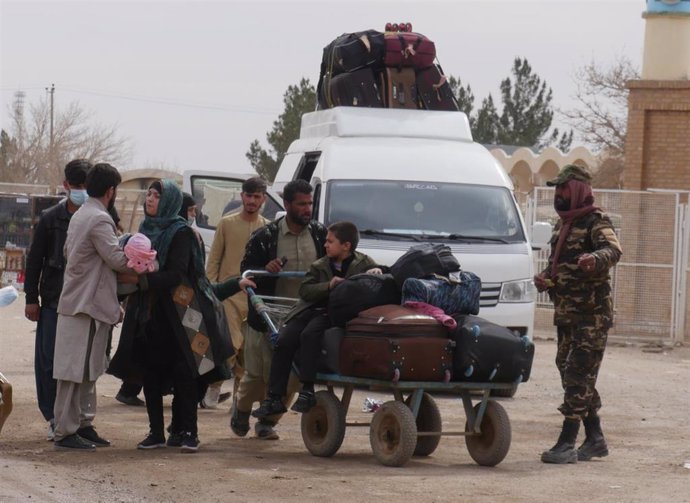 Archivo - Imagen de archivo de migrantes aftanos en la frontera con Irán. 