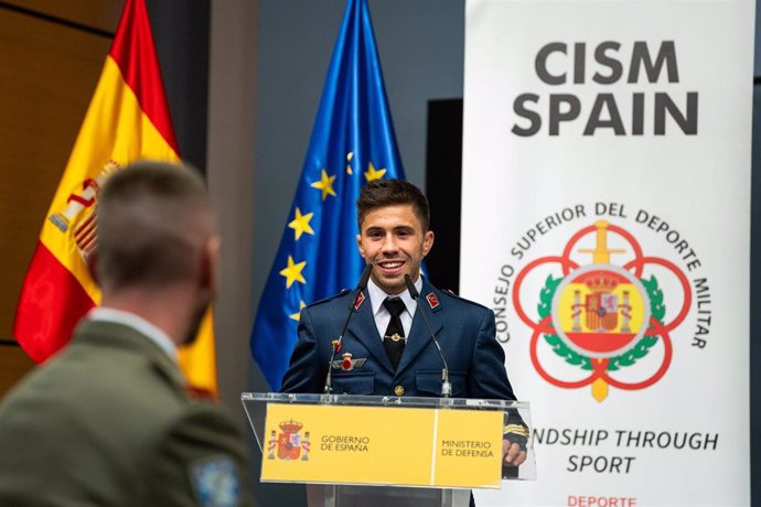 El sargento reservista del Ejército del Aire y medallista olímpico Francisco Garrigós interviene durante la recepción de los medallistas de los Juegos Olímpicos de París 2024 pertenecientes al Ejército, en el Ministerio de Defensa, en Madrid (España).