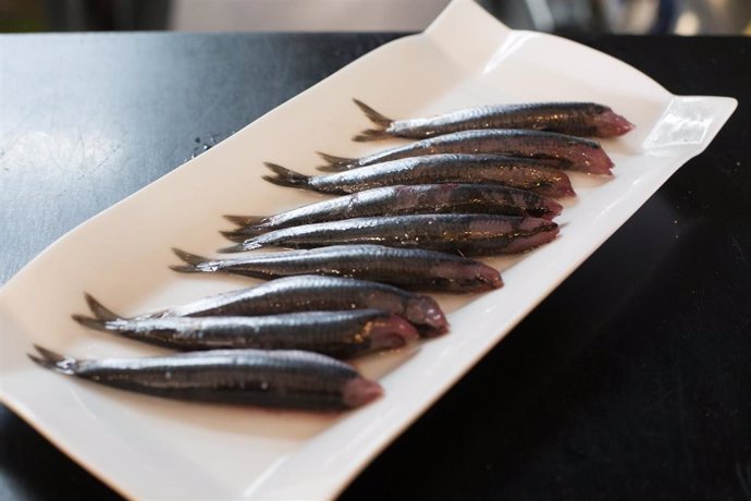 Archivo - Plato de anchoas servido en un restaurante durante la campaña de pesca de la anchoa, a 28 de abril de 2021, en el muella de Burela, Lugo, Galicia, (España).