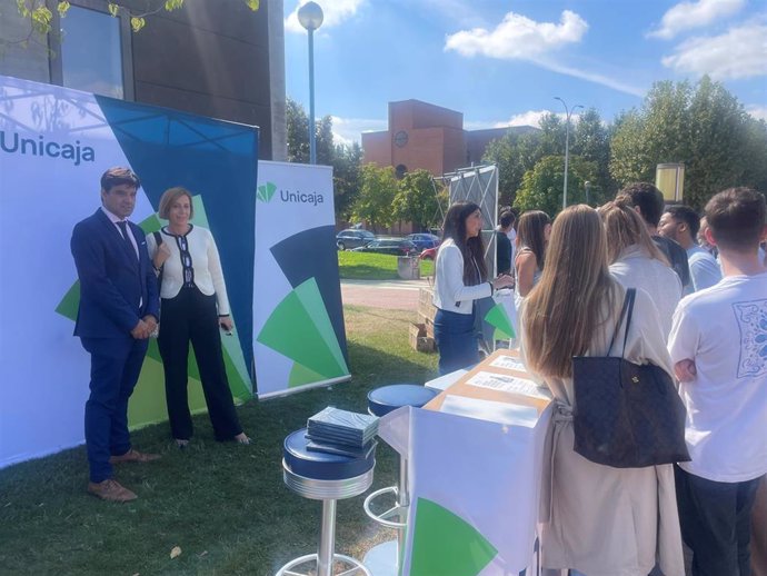 Expositor de Unicaja en la Feria de bienvenida a los alumnos de la USAL.