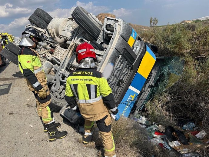 Dos efectivos del CEIS junto al camión siniestrado