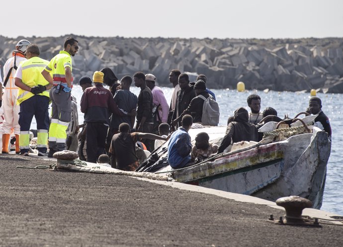 Los Servicios de Emergencias reciben a varios migrantes a su llegada al puerto de La Restinga, a 22 de septiembre de 2024, en El Hierro, Canarias (España). Un total de 780 personas migrantes han llegado durante el fin de semana a las Islas Canarias.