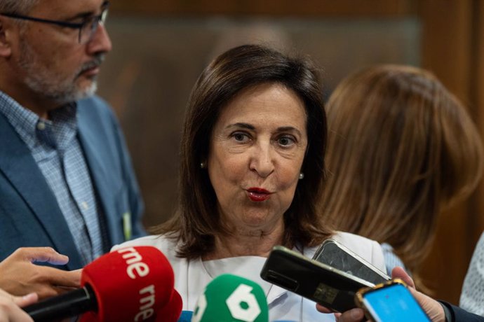 La ministra de Defensa, Margarita Robles, atén als mitjans de comunicació durant la recepció dels medallistes dels Jocs Olímpics de París 2024 pertanyents a l'Exèrcit, al Ministeri de Defensa, a 23 de setembre de 2024, a Madrid 