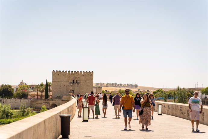 Archivo - Turistas y cordobeses se resguardan del sol para hacer frente a las altas temperaturas registradas en Córdoba, a 19 de agosto de 2024 en Córdoba (Andalucía, España). 