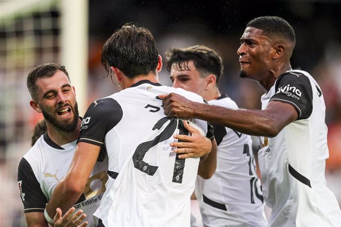 Los jugadores del Valencia celebran el gol de Luis Rioja ante el Girona en LaLiga EA Sports 24-25