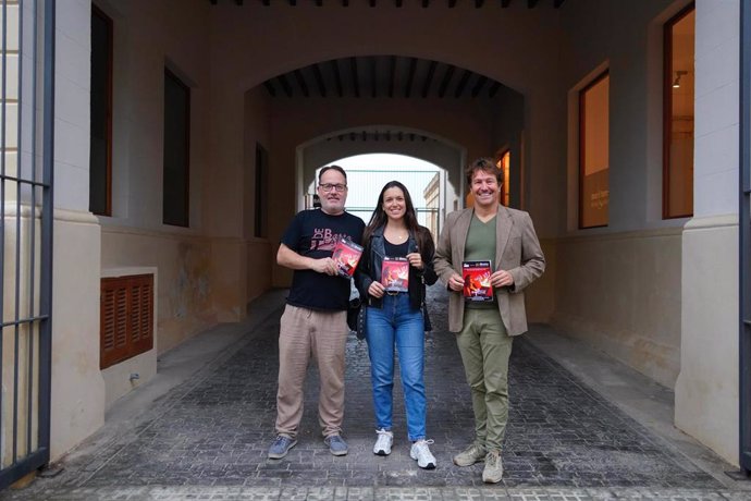 De izquierda a derecha, el promotor cultural Javier Matesanz, la actriz Laura Andújar y el director de Música y Artes Escénicas del Ayuntamiento de Palma, Rafel Brunet.