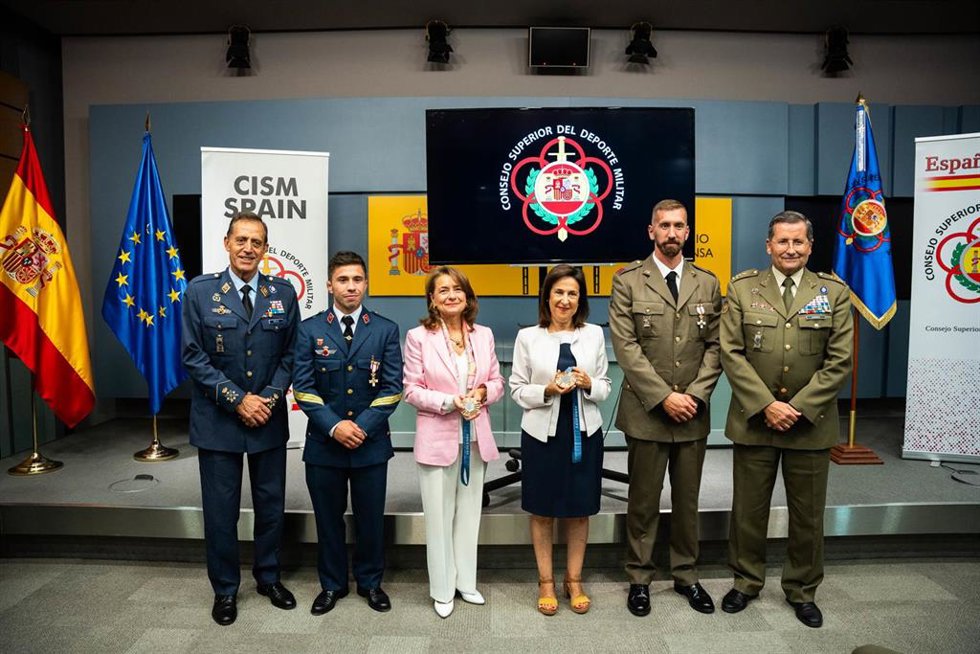 El jefe del Estado Mayor del Ejército del Aire, Francisco Braco; Francisco Garrigós; la subsecretaria de Defensa, Adoracion Mateos; la ministra de Defensa, Margarita Robles; Carlos Arévalo; y el jefe del Estado Mayor del Ejército de Tierra, Amador Enseñ