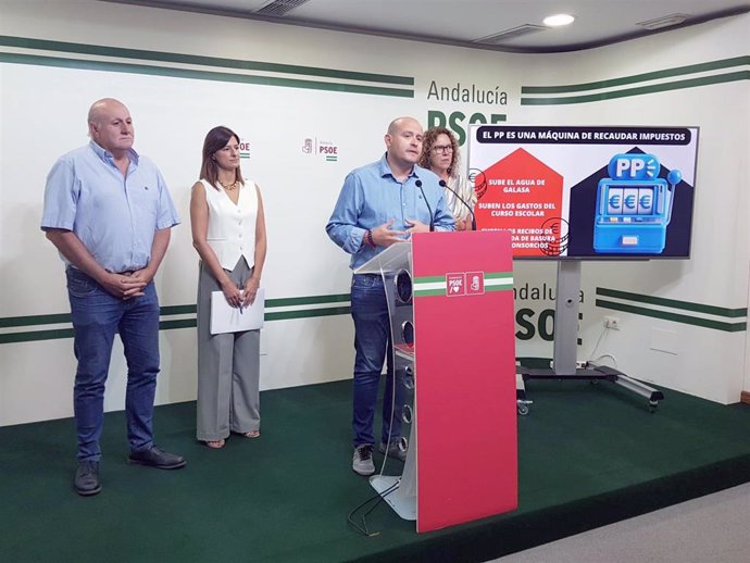 Los socialistas Antonio Gutiérrez, Fátima Herrera, Antonio Martínez y María López, en la sede provincial de su partido.