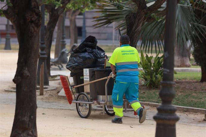 Archivo - Un trabajador municipal de mantenimiento urbano del Ayuntamiento de Cádiz.