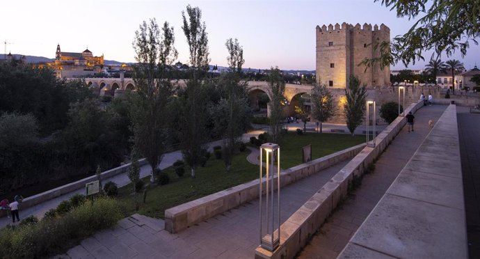 Archivo - Vista general del Puente Romano sobre el río Guadalquivir con la torre de la Calahorra en el frente y la Mezquita-Catedral de Córdoba al fondo.