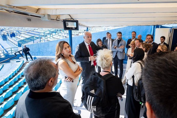 La alcaldesa de Zaragoza, Natalia Chueca, recibe en La Romareda a la delegación de la FIFA.