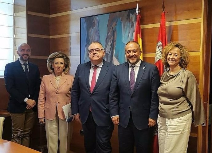 “El Consejero De Sanidad De La Junta De Castilla Y León, Alejandro Vázquez, Junto Al Presidente De La Diputación De León, Gerardo Álvarez Courel”