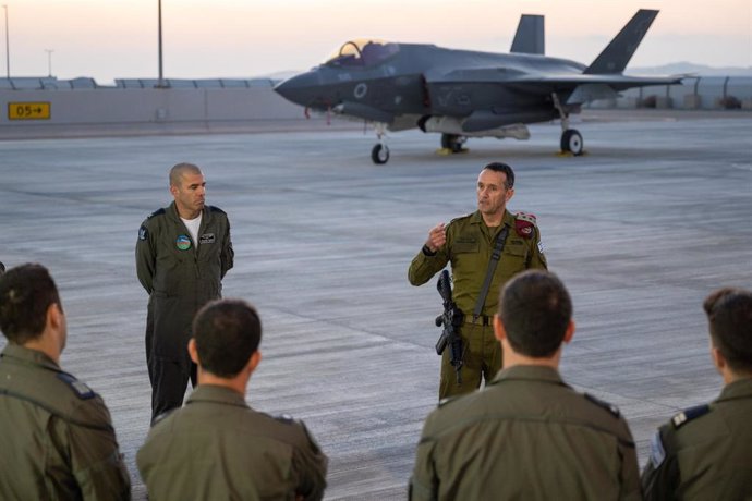 Archivo - NEVATIM AIR FORCE BASE, April 15, 2024  -- Herzi Halevi (R, Rear), chief of staff of the Israel Defense Forces, speaks during a meeting with pilots at the Nevatim Air Force base in southern Israel, on April 15, 2024. Herzi Halevi stated on Monda