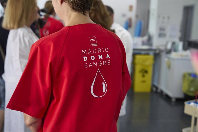 Archivo - Una enfermera en las instalaciones del Centro de Transfusión de la Comunidad de Madrid, a 20 de julio de 2024, en Madrid (España). El Centro de Transfusión organiza y lleva a cabo las colectas de sangre de donantes, efectúa el procesado de la mi