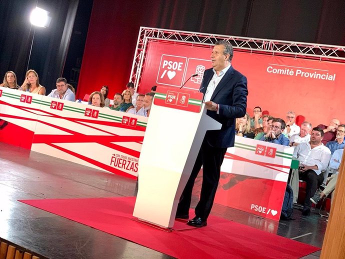 Javier Fernández en el comité provincial del PSOE